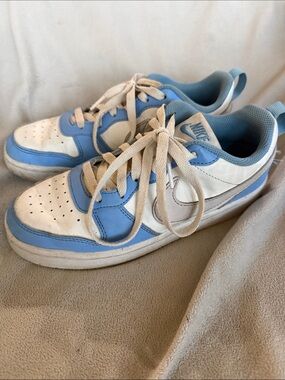 Nike Kids Low-Top Sneakers in White and Light Blue